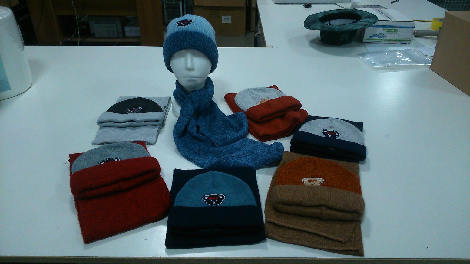 21643 - 130.000 Hats and Scarves Europe