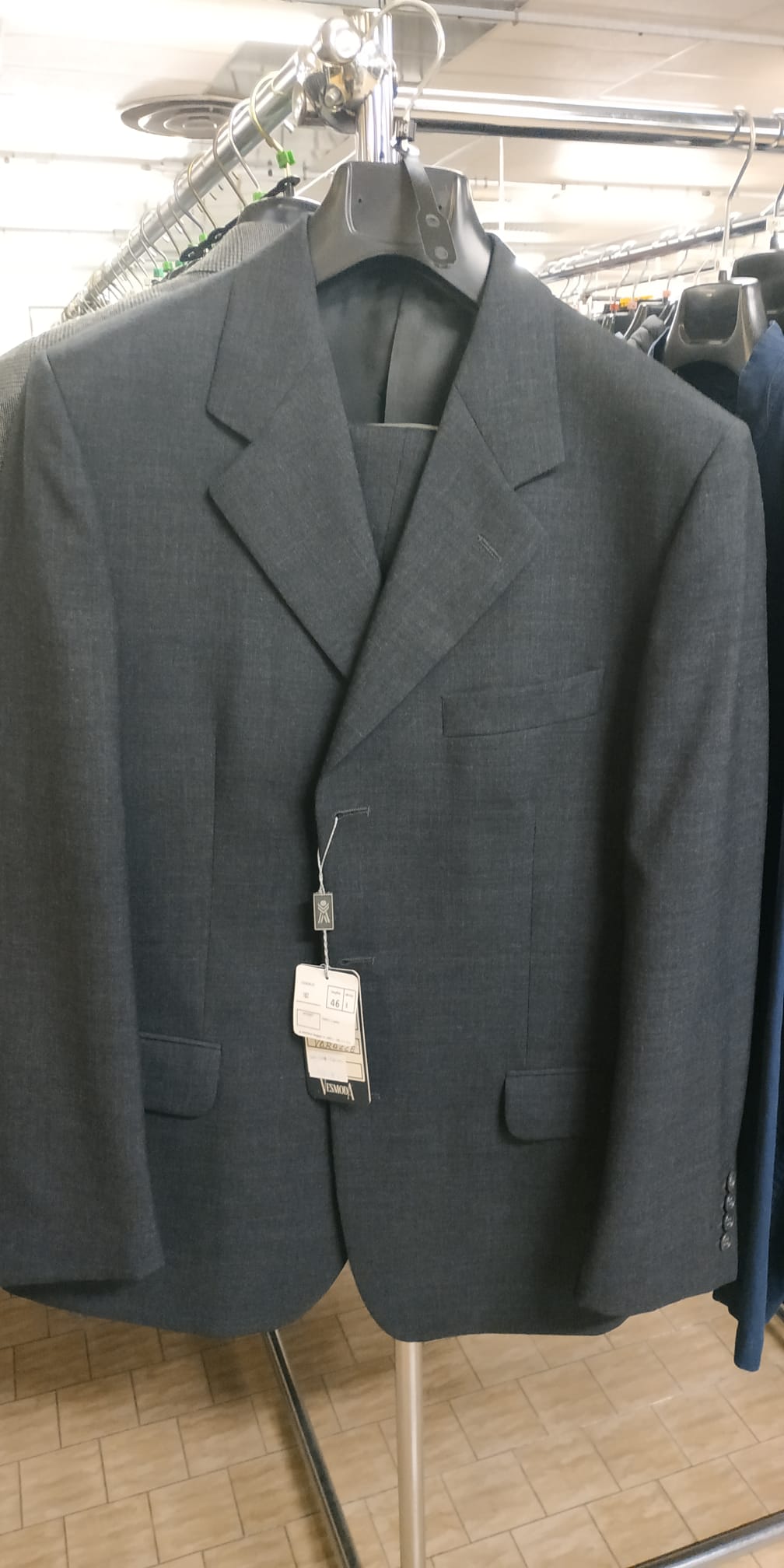 Mens suits EuropeStock offers | GLOBAL STOCKS