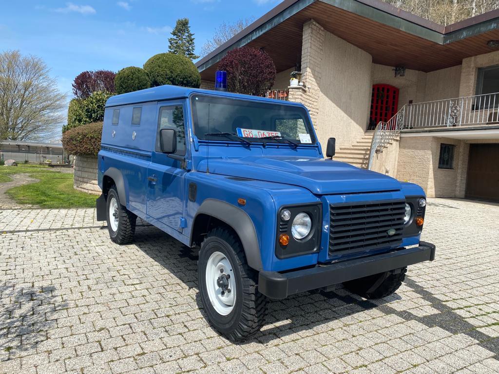 Defender auto купить. Land Rover Defender 110 Сток. Land Rover Defender 110 темно синий. Силовой бампер на Land Rover Defender 110. Гроза Дефендер мотоцикл.